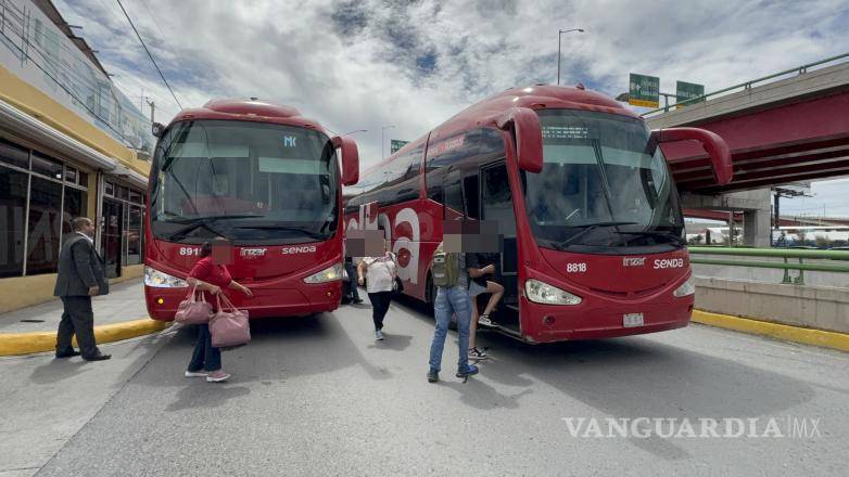 $!Los pasajeros del camión fueron trasladados a otra unidad de transporte para continuar su viaje hacia Monterrey.