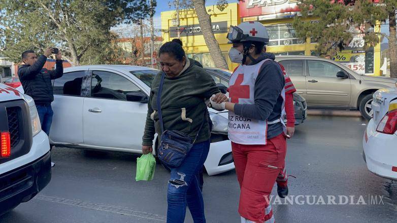 $!Personal de la Cruz Roja atendió y valoró a los participantes y pasajeros del taxi, asegurándose de la ausencia de lesiones graves.
