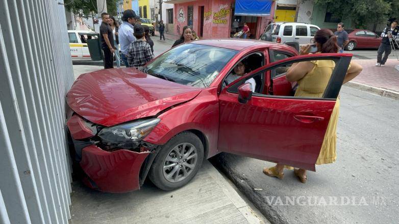 $!El Mazda terminó sobre la banqueta tras ser impactado por el Nissan en el cruce de Cristóbal Colón y Álvaro Obregón.
