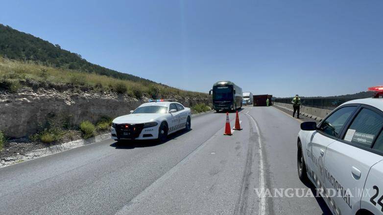 $!Elementos de la Guardia Nacional coordinaron las maniobras en la zona del percance.