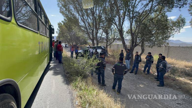 $!Transporte de personal frenó bruscamente para evitar un segundo impacto; 15 trabajadores resultaron golpeados.