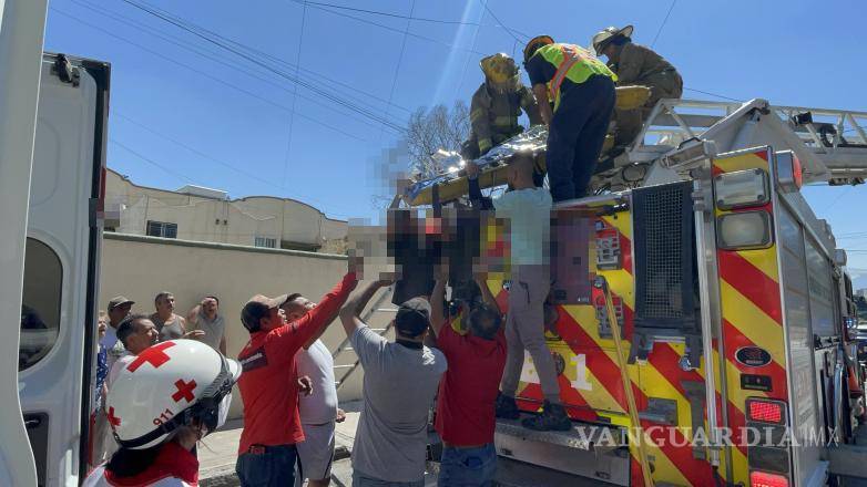 $!Familiares y vecinos colaboraron en el rescate tras el accidente ocurrido en calle Alaska.