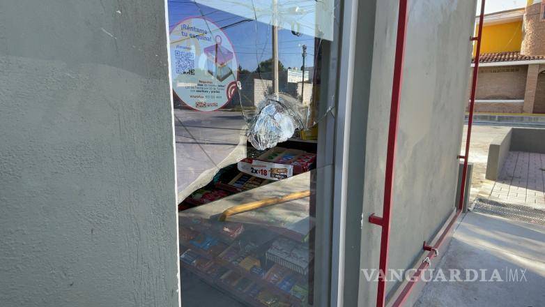$!El establecimiento quedó también afectado por las pedradas lanzadas que destruyeron varios vidrios.