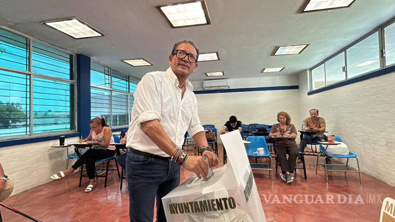 $!César Flores Sosa del Partido Verde, votando en la Facultad de Ingeniería Mecánica y Eléctrica.