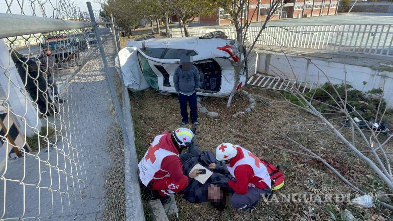 $!Paramédicos y elementos de Tránsito ingresaron al COBAC para brindar atención prehospitalaria y realizar el traslado del joven lesionado a un hospital.