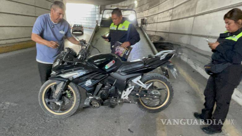 $!Paramédicos de la Cruz Roja atendieron al motociclista, quien posteriormente fue trasladado a un hospital.