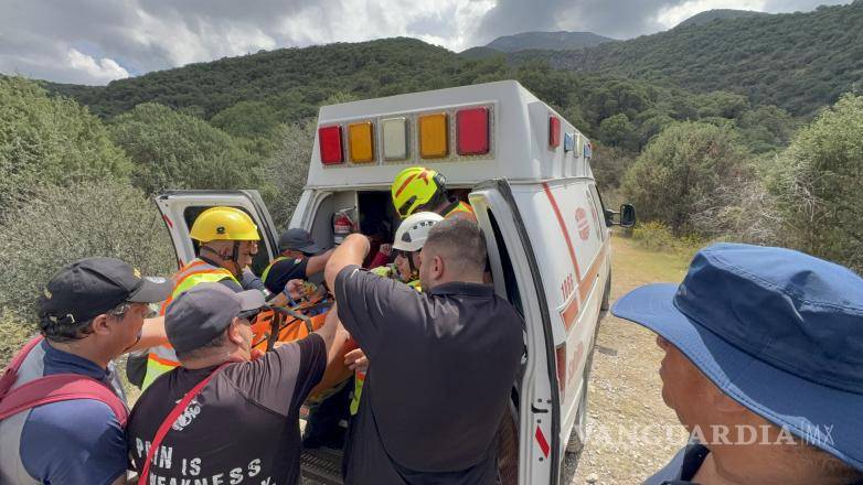 $!La mujer fue inmovilizada y trasladada en camilla hasta una unidad de rescate para recibir atención médica.