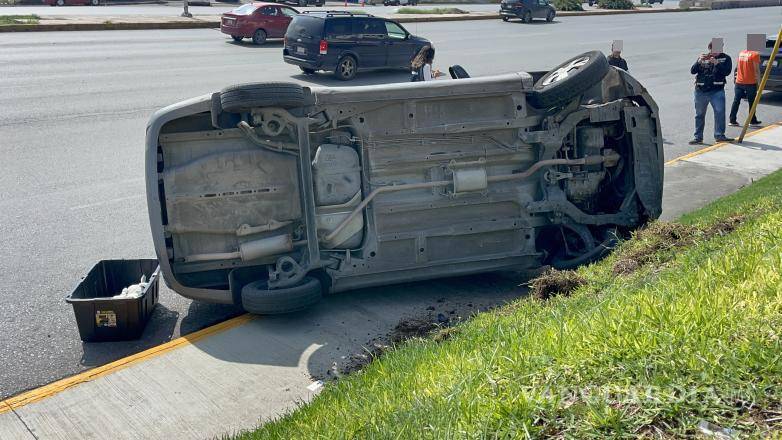 $!A pesar de lo aparatoso del accidente, el joven repartidor no presentó lesiones graves.