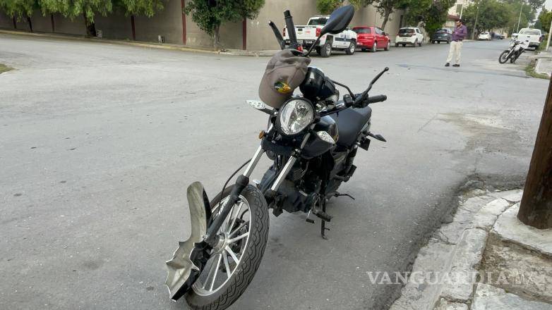 $!La motocicleta derrapó tras el impacto con un automóvil Volkswagen Gol.
