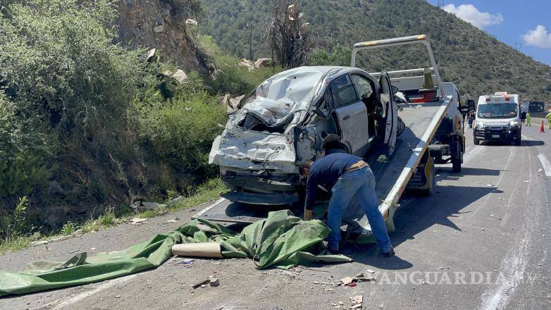 $!Personal de Protección Civil de Arteaga brindó atención prehospitalaria a los ocupantes de una Ford Escape involucrada en el accidente, quienes posteriormente fueron trasladados a un hospital para recibir valoración médica.