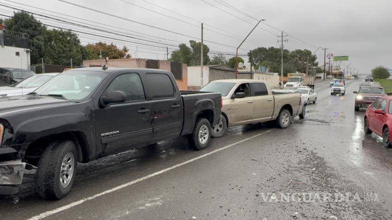 $!Los tres vehículos involucrados quedaron detenidos sobre la lateral del bulevar Fundadores, en espera del deslinde de responsabilidades.