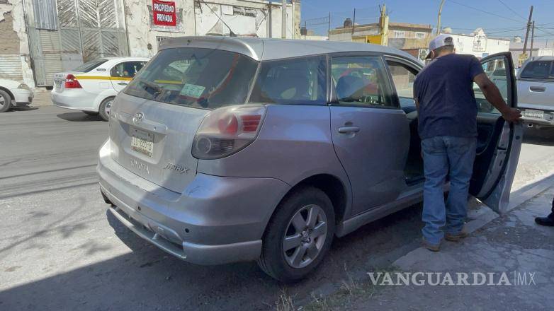 $!El conductor del automóvil Toyota Matrix, David Clemente, no se percató de la mujer hasta escuchar el golpe del impacto.