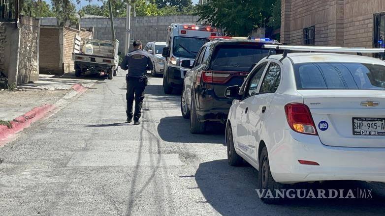 $!Agentes de la Fiscalía General del Estado realizaron las primeras diligencias para esclarecer el fallecimiento.