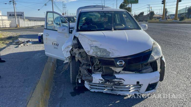 $!El accidente ocurrió en el cruce de Antonio Cárdenas y bulevar Acceso, al sur de Saltillo.