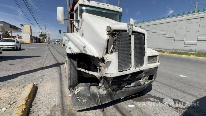 $!El accidente ocurrió en la entrada de Loma Linda y la lateral del bulevar Fundadores.