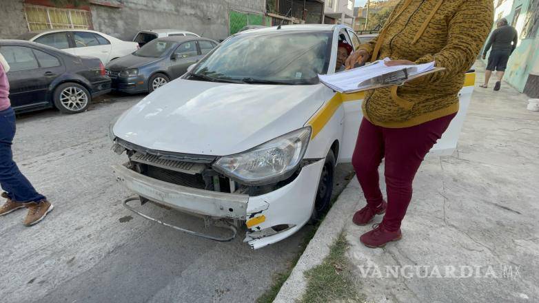 $!El taxi involucrado en el percance estaba conducido por Ignacio ¨N¨, de 72 años, quien no se percató del paso del motociclista.