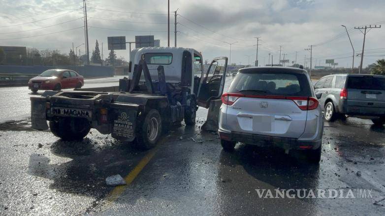 $!El accidente provocó afectaciones a la infraestructura vial sobre el bulevar Nazario Ortiz Garza.