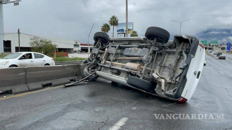$!De acuerdo con los primeros reportes, la camioneta impactó contra los muros de contención antes de quedar volcada en la parte alta del puente, provocando afectaciones temporales a la circulación vehicular.