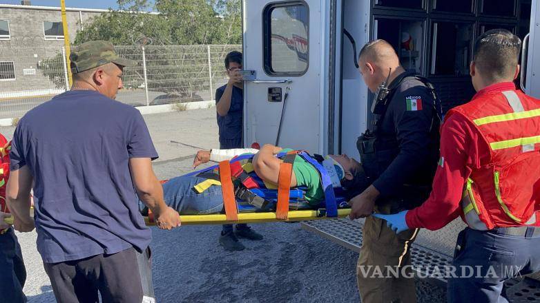 $!Paramédicos atienden a una de las pasajeras lesionadas en el lugar del accidente antes de su traslado al hospital.