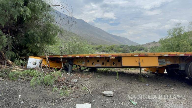 $!El tráiler arrastraba doble remolque; uno de ellos quedó a un lado de la carretera.