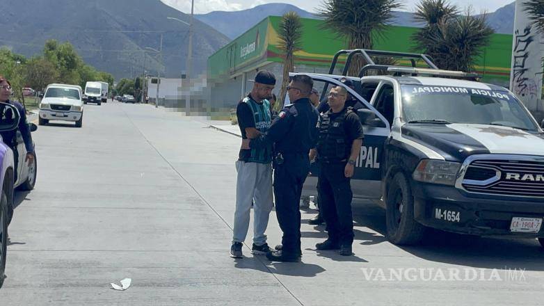 $!Los oficiales lograron dialogar con el joven y, en un momento clave, lo sujetaron para ponerlo a salvo, evitando una tragedia en el lugar.