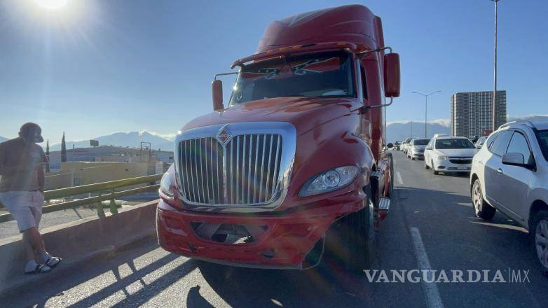 $!En el lugar, un tráiler impactó de manera lateral a una camioneta, lo que desencadenó múltiples colisiones entre vehículos que circulaban en fila sobre el carril derecho del bulevar.