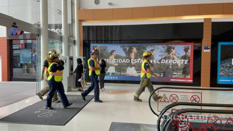 $!La llegada de los bomberos inquietó a los clientes de la plaza.