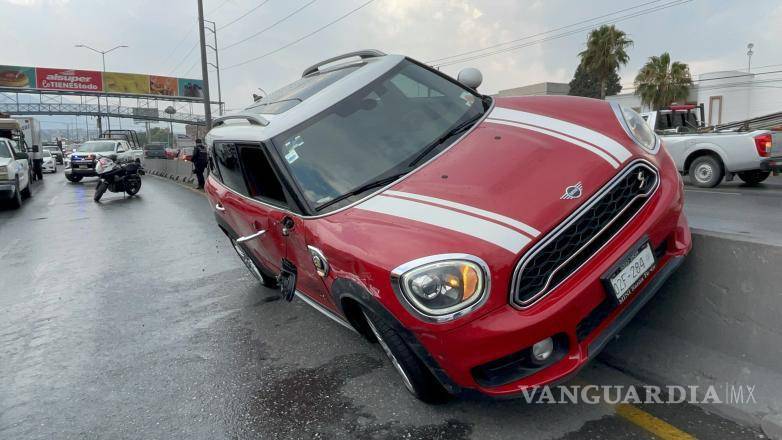 $!Elementos de Tránsito Municipal acudieron al lugar para realizar el peritaje y coordinar el retiro de los vehículos sin que se reportaran heridos graves.