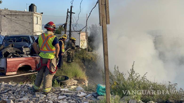 $!Bomberos trabajaron para sofocar las llamas que consumían basura y autopartes en el arroyo.