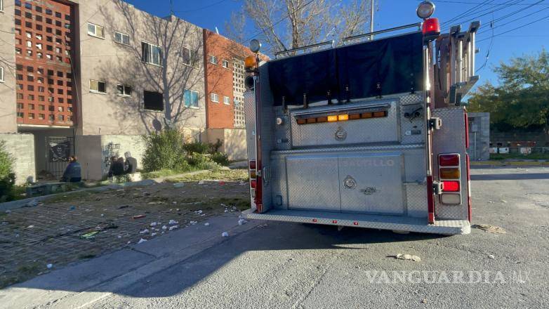 $!Los bomberos en acción mientras extinguían las llamas en el departamento de Las Isabeles.