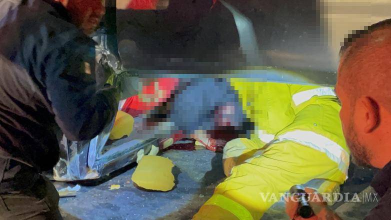 $!El conductor permaneció atrapado varios minutos mientras bomberos realizaban maniobras para liberarlo.