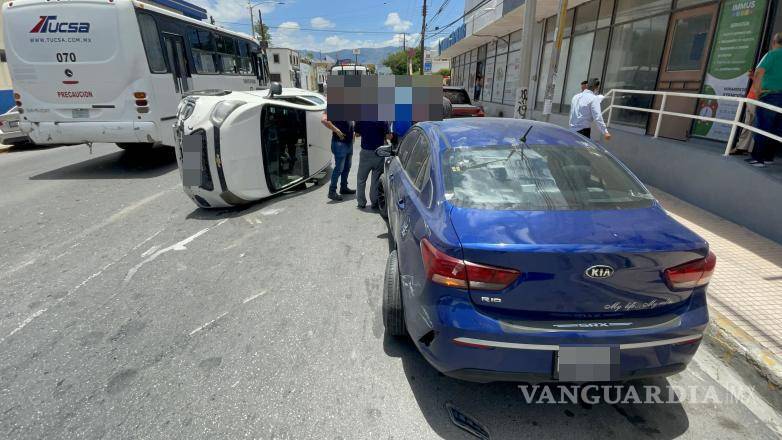 $!El percance provocó afectaciones parciales a la circulación mientras una grúa retiraba el vehículo volcado y las autoridades llevaban a cabo las diligencias en el sitio.