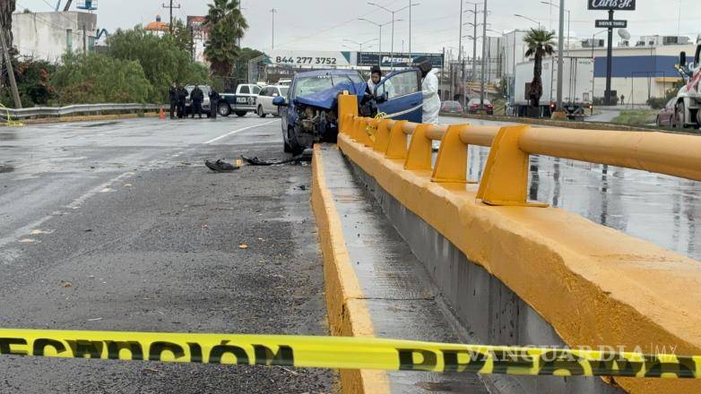 $!Muere conductor al estrellarse contra puente en Ramos Arizpe; pasajera resulta lesionada