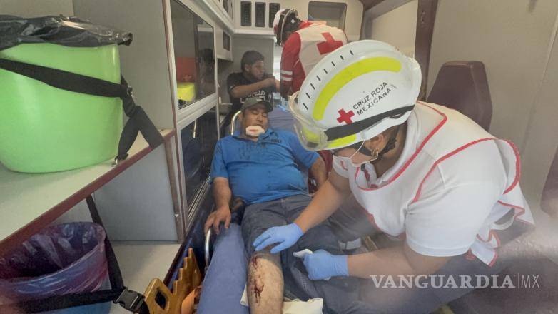 $!Paramédicos atendieron al conductor del tractocamión, quien presentó diversos golpes y una probable fractura en la pierna derecha.