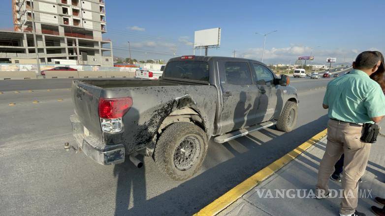 $!La mujer estaba bajando por Mariano Abasolo para incorporarse a los carriles laterales cuando, de repente, sintió el impacto.