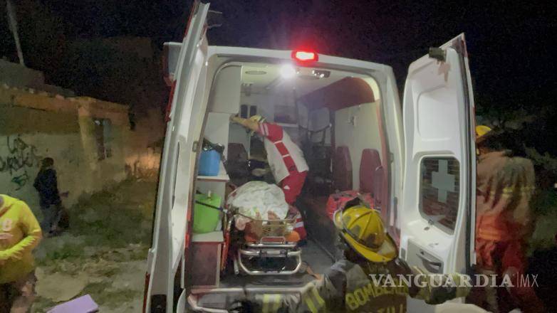 $!El chofer fue llevado en ambulancia al hospital.