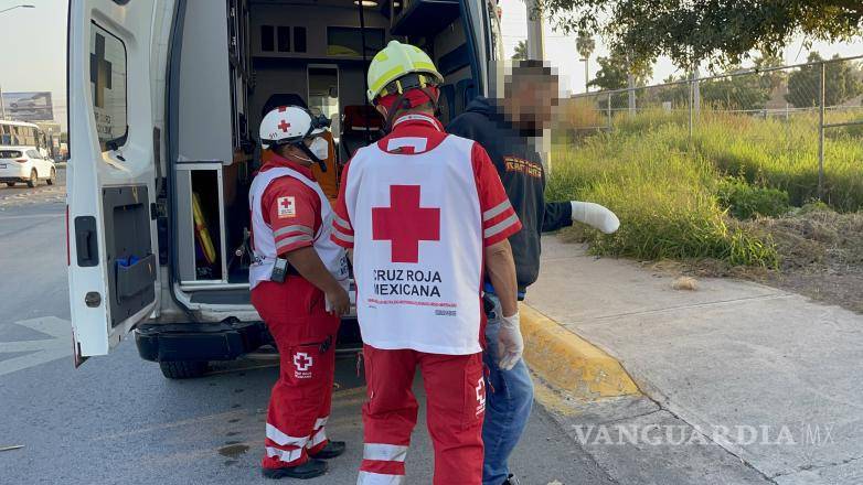 $!Paramédicos llegaron rápidamente al lugar, pero el joven decidió no ser trasladado al hospital.