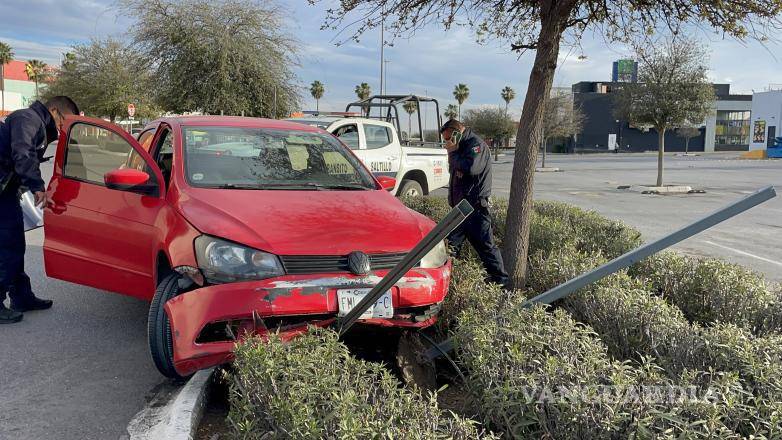 $!Autoridades encontraron el automóvil accidentado sin ningún ocupante en el lugar.