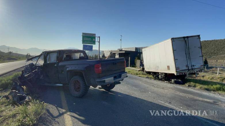 $!El choque ocurrió a la altura del kilómetro 10 de la carretera Saltillo-Torreón.