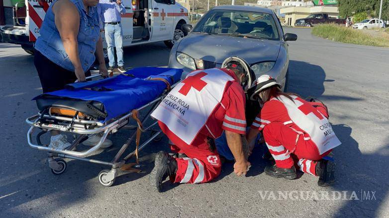 $!Personal de la Cruz Roja valoró a la menor a bordo de la ambulancia.