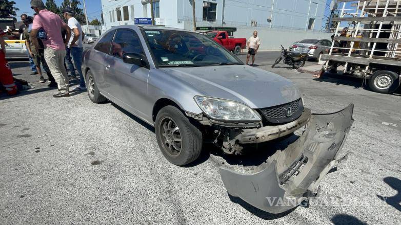 $!Familiares del automovilista asumieron la responsabilidad de los daños y gastos médicos mientras se realizan las diligencias.