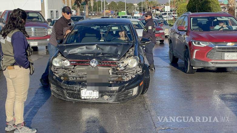 $!La conductora de un Volkswagen no logró frenar a tiempo e impactó la parte trasera de una camioneta que circulaba en la misma dirección.