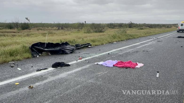$!El accidente ocurrió a la altura del kilómetro 88, donde la unidad salió del camino y quedó volcada.