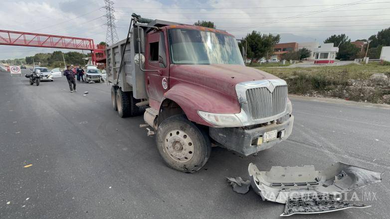 $!El operador del camión intentó esquivar al automóvil y terminó invadiendo el carril de circulación contraria.