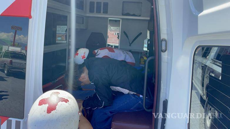 $!Los socorristas atendieron al joven y lo subieron a la ambulancia para trasladarlo con diversas contusiones a las instalaciones del Hospital General.