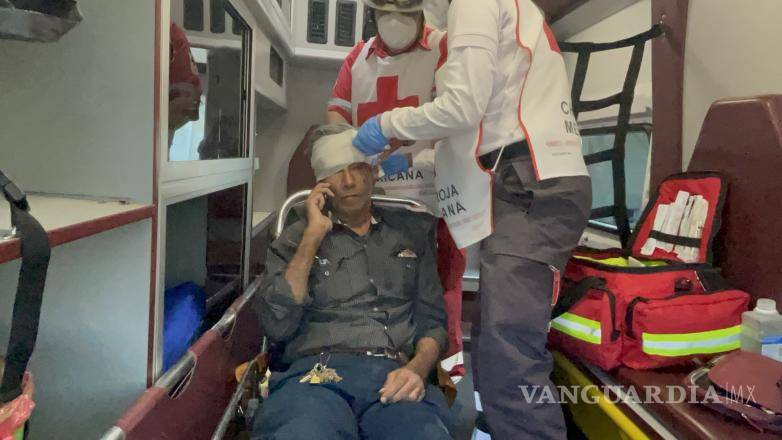 $!Personal de emergencias atiende al peatón lesionado, luego de ser impactado por un vehículo que se dio a la fuga.