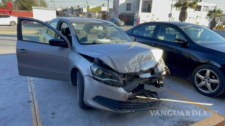 $!Ambos vehículos presentaron daños materiales tras la colisión en la intersección de El Minero y El Yunque.