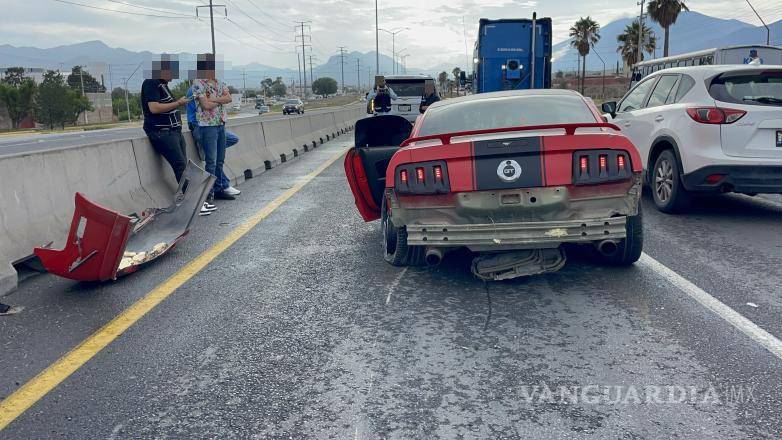 $!El conductor y sus acompañantes resultaron ilesos, pese a los daños materiales.