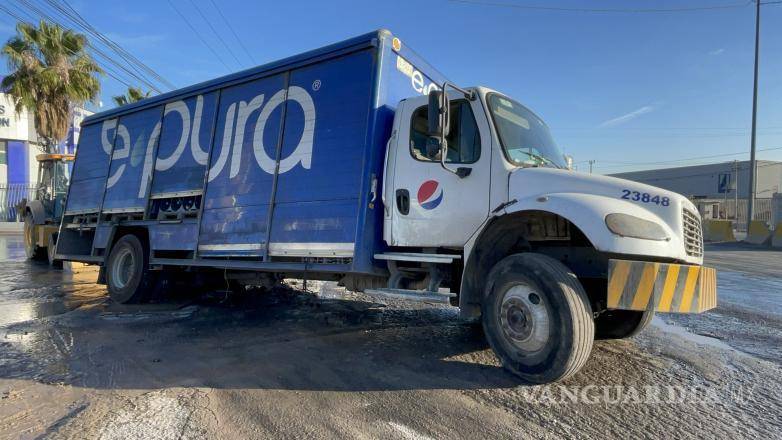 $!La fuga de agua que provocó el bache había sido reportada días antes sin recibir atención.