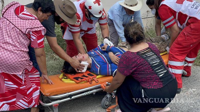 $!Una ambulancia llegó rápidamente al lugar del accidente para atender a Óscar, quien presentaba graves lesiones, incluido un probable hundimiento de cráneo.